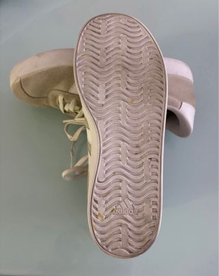 Zapatillas Adidas Beige y Blancas