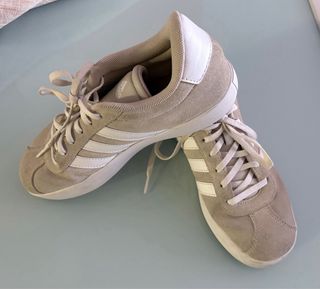Zapatillas Adidas Beige y Blancas