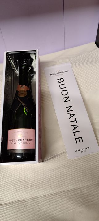 Scatola Moët & Chandon con bottiglia vuota