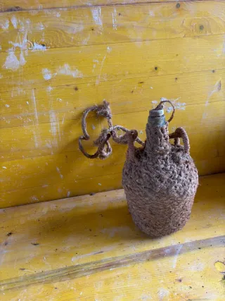 Garrafa antigua con asas y corcho