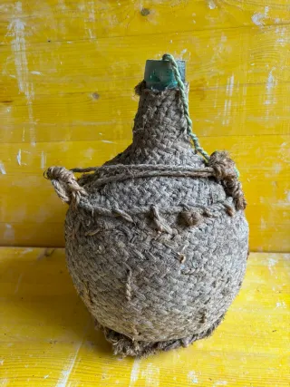 Garrafa antigua con asas y corcho