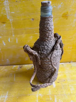 Garrafa antigua con asas y corcho