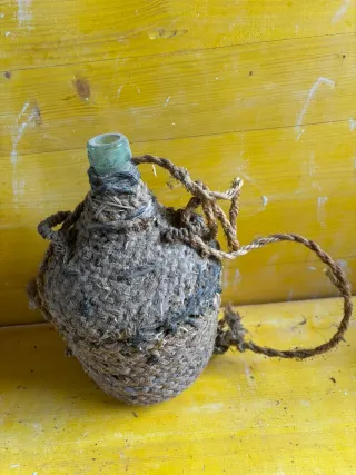 Garrafa antigua con asas y corcho