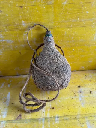 Garrafa antigua con asas y corcho