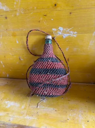 Garrafa antigua con asas y corcho