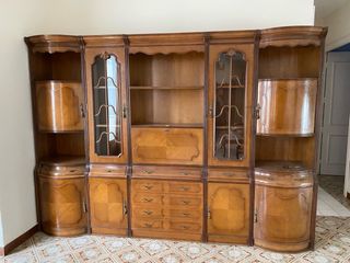 Mueble de salón clásico grande con vitrinas
