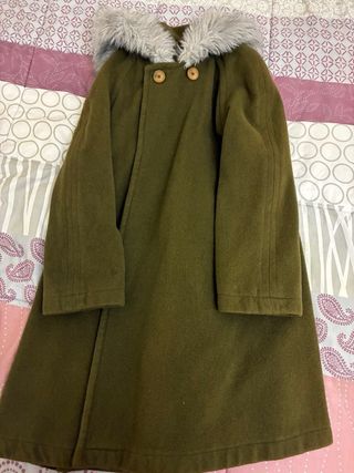 Abrigo capa con capucha verde oliva