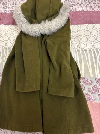 Abrigo capa con capucha verde oliva