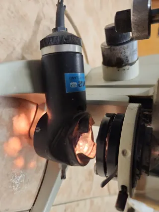 Microscopio Binocular PZO Funcionando