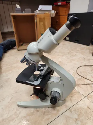 Microscopio Binocular PZO Funcionando
