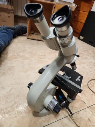Microscopio Binocular PZO Funcionando
