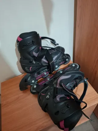 Patines en línea negros y rosas