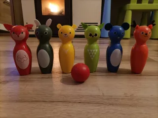 Juego de bolos de madera con animales
