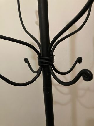 Perchero de pie forja negra. De tienda “casa”