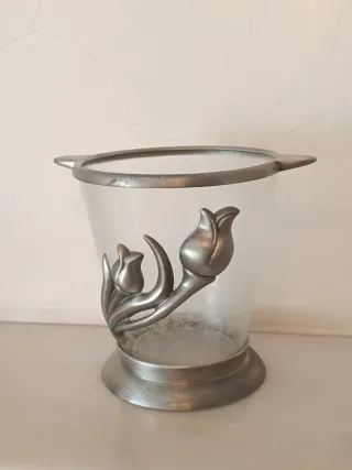 Recipiente com Tulipas em Metal e Vidro