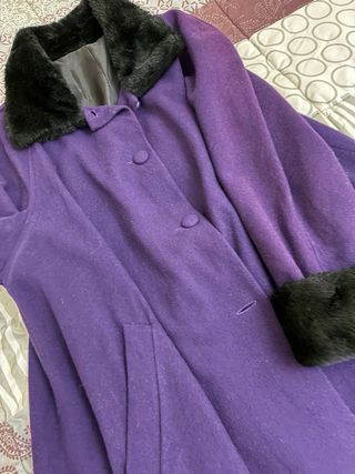 Abrigo señora lila con puños de pelo