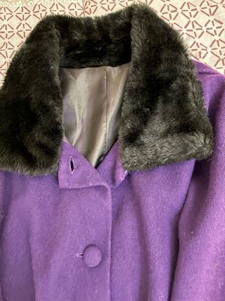 Abrigo señora lila con puños de pelo