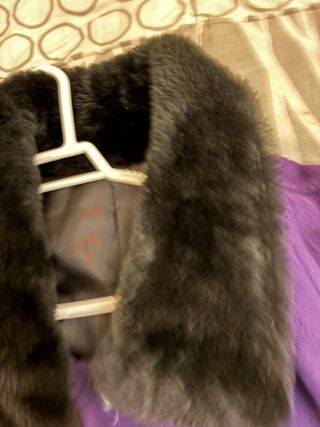 Abrigo señora lila con puños de pelo