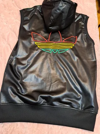 Chaqueta Adidas Negra y Roja con Cremallera