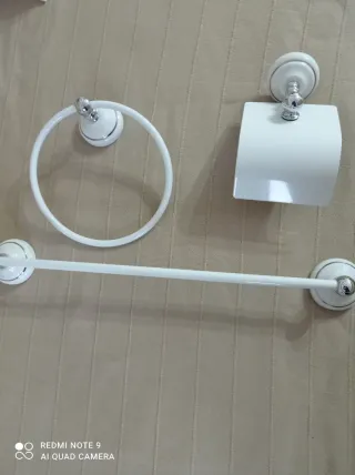 Juego de baño: toallero, anilla y portarrollos