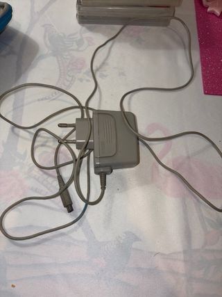 Nintendo DSi Roja con Cargador Original