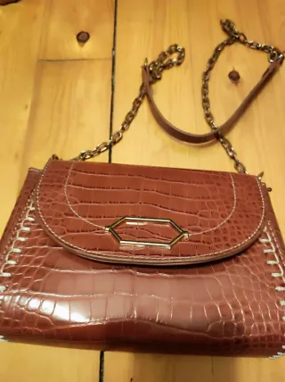 Bolso pequeño marrón con cadena dorada