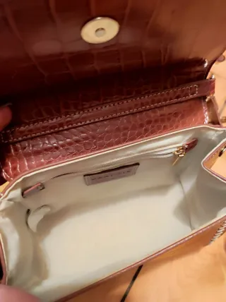 Bolso pequeño marrón con cadena dorada