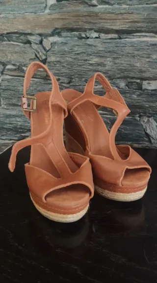 Sandálias de cunha castanhas tamanho 40