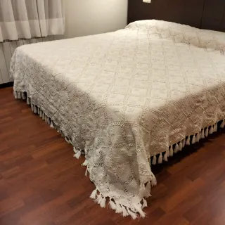 Colcha de cama blanca,hecha a mano dé ganchillo.