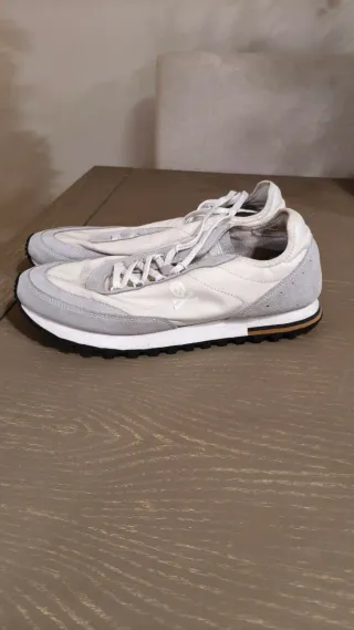 Zapatillas deportivas grises y blancas