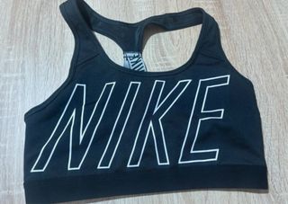 Top deportivo Nike negro