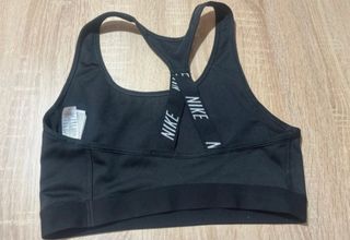 Top deportivo Nike negro