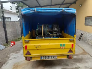 Remolque amarillo con lona azul