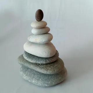 Piedras apiladas para decoración. Cairn.