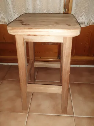 Taburete de madera Sapelly hecho a mano por mi