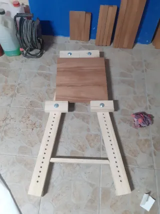 Taburete de madera Sapelly hecho a mano por mi