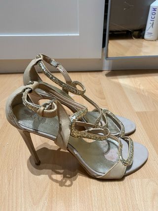 Sandalias Guess Tacón Dorado Beige