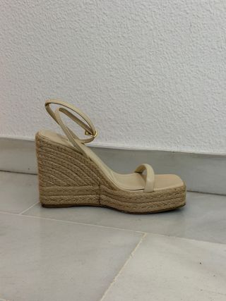 Sandalias tacón tipo cuña de Zara beige