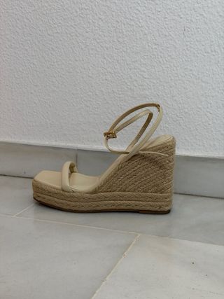 Sandalias tacón tipo cuña de Zara beige