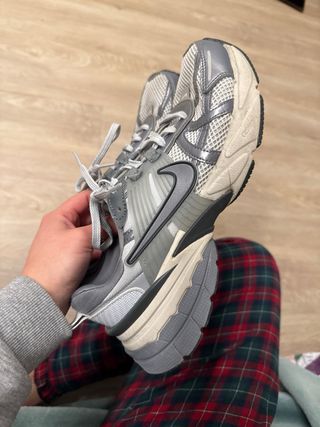 Zapatillas Nike plateadas y blancas