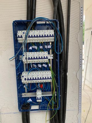 Electricista especialista en reformas integrales.