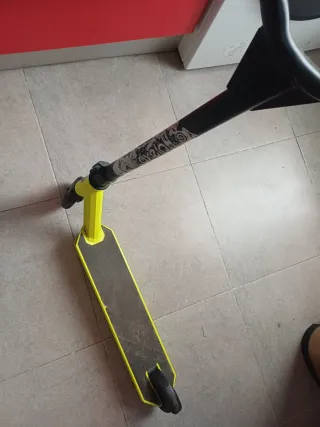 Patinete scooter amarillo