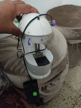 Máquina de coser portátil con accesorios