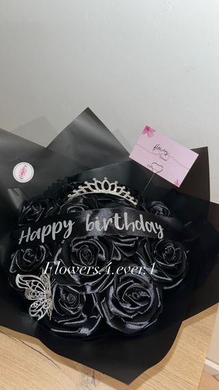 Ramo de flores negras con tiara y mariposa