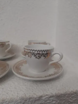 Juego 4 tazas con detalles dorados