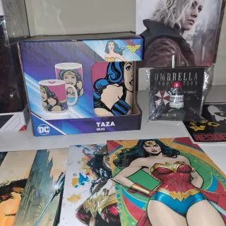 Figura y Taza Wonder Woman DC Comics