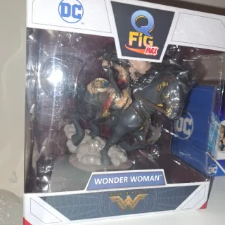 Figura y Taza Wonder Woman DC Comics
