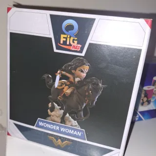 Figura y Taza Wonder Woman DC Comics