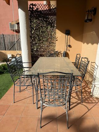 Mesa cristal exterior y 6 sillas hierro