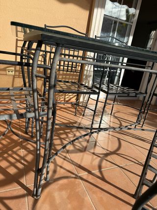 Mesa cristal exterior y 6 sillas hierro